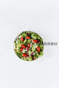 极简白背景下的混合生菜沙拉，点缀樱桃番茄与紫叶菜，干净清爽