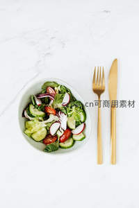 清新蔬菜沙拉配金色餐具，大理石台面俯拍美食静物