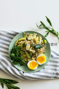 浅绿盘盛西葫芦糙米饭配溏心蛋与香草，条纹布背景清新自然