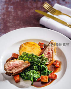 慢烤羊肩配甘蓝、烤土豆与红酒汁，高级餐厅摆盘艺术
