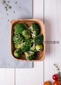 木质碗装西兰花与抱子甘蓝，佐以迷迭香与小番茄，健康素食
