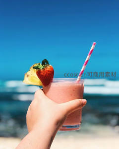 海滩边手持草莓菠萝奶昔，粉白条纹吸管点缀，碧海蓝天背景清新自然
