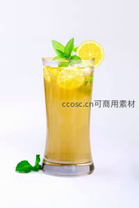 柠檬薄荷冰茶高清特写，透明高脚杯盛装，白底简约清新风格