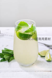 青柠薄荷苏打水静物图，白木桌上的清新气泡饮