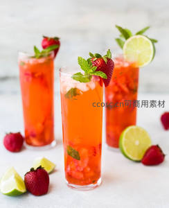 三杯鲜红草莓莫吉托，薄荷青柠装饰，清新夏日饮品