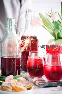 红色果饮配烟花棒与郁金香，节日氛围感十足的下午茶场景