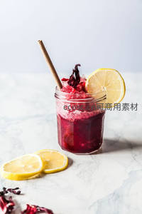 玫瑰茄柠檬冰沙盛于玻璃罐，柠檬片与干花点缀清新雅致