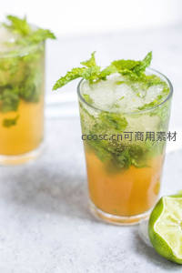 清新薄荷柠檬冰茶特写，晶莹冰块与翠绿叶片相映成趣