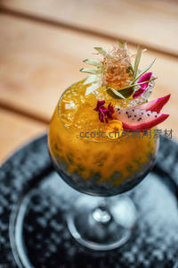 热带风情水果鸡尾酒特写，火龙果花瓣与金箔装饰奢华感十足