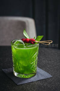 翠绿抹茶莫吉托静物摄影，覆盆子与罗勒叶点缀晶莹刻花杯