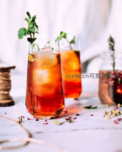 经典阿佩罗橙光鸡尾酒，薄荷枝与干玫瑰瓣营造浪漫氛围