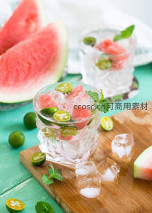 冰镇西瓜青柠莫吉托特写，木质砧板上的清凉解暑饮品