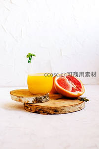 柚子汁与切半红心柚静置原木托盘，白色纹理背景简约清新
