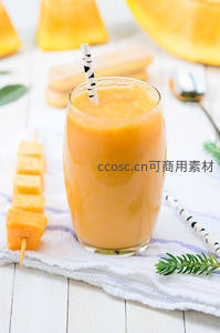 芒果冰沙配水果串与黑白吸管，白色木桌布景清新治愈