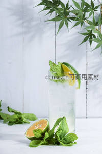 青柠薄荷苏打水微距摄影，白木背景映衬清新绿意
