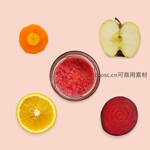 新鲜果蔬切片与红色蔬果汁的平铺构图，健康饮食主题