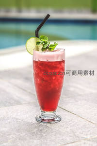 泳池边红色莓果莫吉托，青柠与薄荷点缀，冰爽沁人心脾