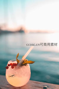 Schweppes气泡饮配浆果薄荷，海边日落时分惬意小酌