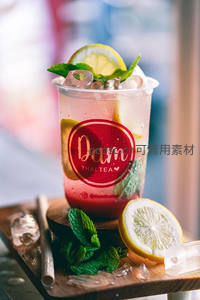 冰爽泰式柠檬茶特写，薄荷青柠点缀透明杯身水珠