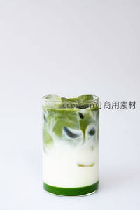 抹茶拿铁分层艺术：绿白交融冰饮，纯白背景微距拍摄