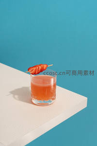草莓装饰橙色果汁杯，蓝白几何台面时尚静物摄影