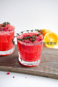 鲜红石榴汁配百里香，木板上的清凉夏日特饮