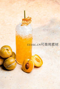 杏子冷萃特调高脚杯，碎冰堆顶配脆片装饰与新鲜杏果