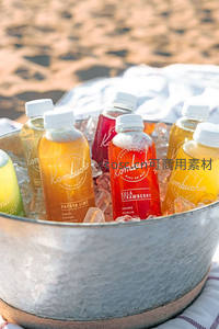 沙滩冰桶装多口味康普茶，热带风味瓶装饮料户外陈列