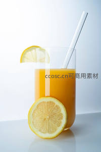 简约白背景下柠檬橙汁高脚杯，配玻璃吸管与柠檬片装饰