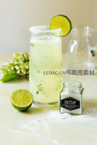 青柠莫吉托鸡尾酒特写，盐边杯口配薄荷与海盐罐，清新自然