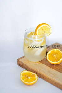 冰镇柠檬苏打水静物摄影，木质砧板搭配切片柠檬