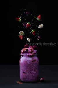 紫薯酸奶昔飞溅瞬间，草莓香蕉覆盆子空中悬浮定格