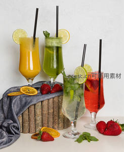 四款创意特调饮品陈列：橙、绿、莫吉托、草莓气泡，搭配水果装饰与木质底座