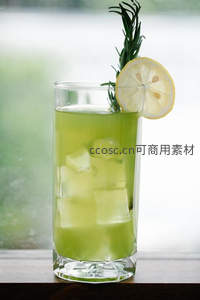 青柠薄荷冰饮高脚杯，饰以柠檬片与迷迭香，窗边自然光下清爽一瞥