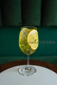 青柠气泡酒特写：晶莹冰块与柠檬片点缀高脚杯