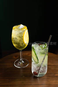双杯创意特调：金黄气泡酒与青瓜薄荷苏打并置木桌