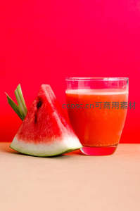 鲜红西瓜汁配切片，高饱和背景衬托清爽果香
