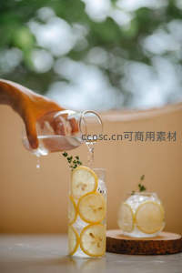 柠檬薄荷气泡水倾注过程，透明高杯内冰块与柠檬片层叠