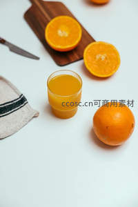白底极简风橙汁静物：切橙、刀具与竖纹玻璃杯构成清新画面