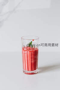 竖条纹玻璃杯盛装红色浆果冰沙，顶部点缀薄荷叶与小红果，简约高级