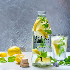 手作柠檬薄荷苏打水静物摄影，玻璃瓶标‘THIS IS LEMONADE’