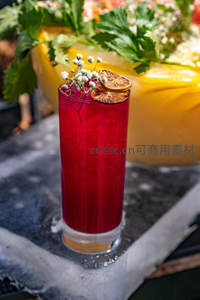 深红莓果饮饰以干柠檬片与满天星，冰块晶莹置于石台之上