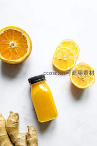 新鲜橙汁与姜片搭配的健康饮品静物摄影