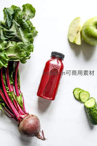 甜菜根苹果黄瓜汁静物组合，绿色健康饮品展示
