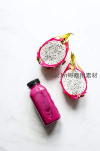 火龙果风味冷榨果汁与切半果实特写静物图