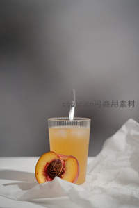 桃子切半伴冰镇桃汁玻璃杯极简静物