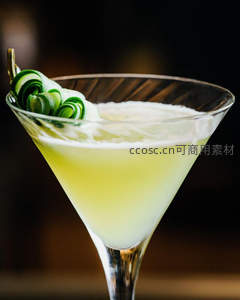 青柠马天尼鸡尾酒，翠绿卷叶装饰的优雅夜饮
