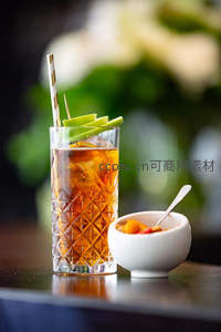 晶莹冰块与青柠片点缀的琥珀色冰茶特写