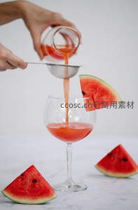 西瓜汁滤入高脚杯，鲜红果肉与晶莹液体交织的清爽瞬间