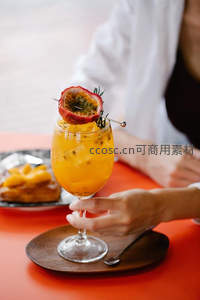 百香果橙汁高脚杯摆拍，手握饮品配甜点下午茶